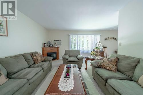 19 Hillview Crescent Unit# 104, Kingsville, ON - Indoor Photo Showing Living Room With Fireplace