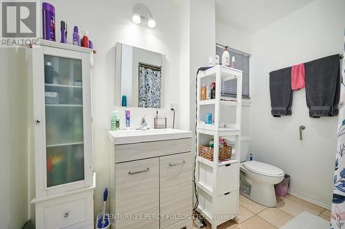 33 Nightingale Street, Hamilton (Landsdale), ON - Indoor Photo Showing Bathroom