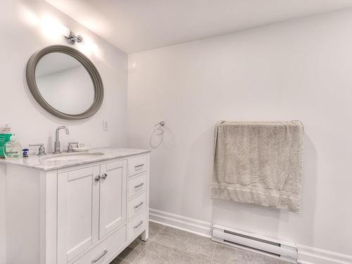 Bathroom - 380 Rue Fairfield, Longueuil (Greenfield Park), QC - Indoor Photo Showing Bathroom
