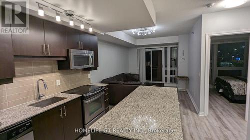 2756 Old Leslie Street, Toronto, ON - Indoor Photo Showing Kitchen With Upgraded Kitchen