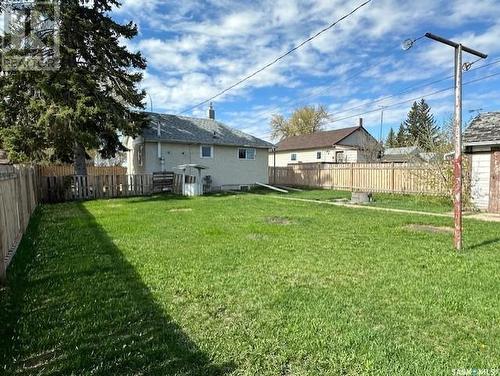 632 3Rd Avenue W, Melville, SK - Outdoor With Backyard