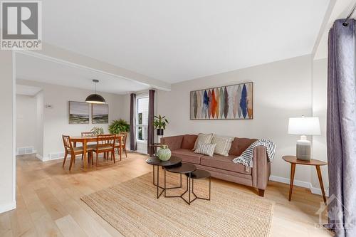 130 Sherway Drive, Ottawa, ON - Indoor Photo Showing Living Room