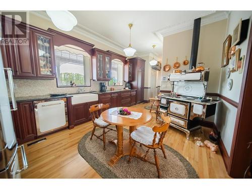 120 Wattsville Road, Cranbrook, BC - Indoor Photo Showing Kitchen With Double Sink