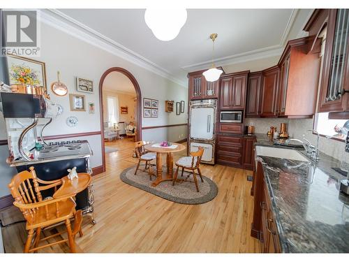 120 Wattsville Road, Cranbrook, BC - Indoor Photo Showing Kitchen With Double Sink