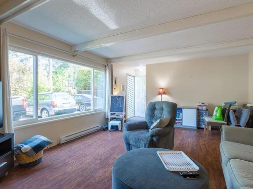 3209/3211 Gibbins Rd, Duncan, BC - Indoor Photo Showing Living Room