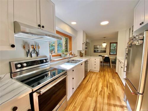 1391 Chesterman Beach Rd, Tofino, BC - Indoor Photo Showing Kitchen With Double Sink