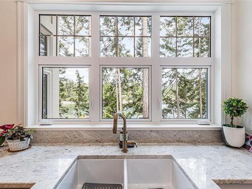 3973 Cove Rd, Ladysmith, BC - Indoor Photo Showing Kitchen