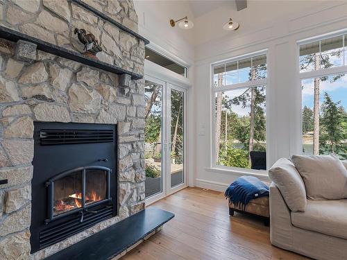 3973 Cove Rd, Ladysmith, BC - Indoor Photo Showing Living Room With Fireplace