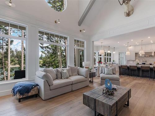 3973 Cove Rd, Ladysmith, BC - Indoor Photo Showing Living Room