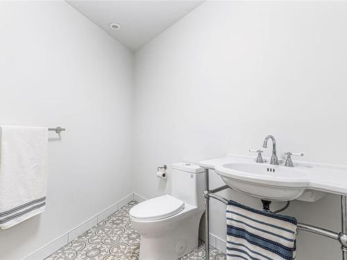 3973 Cove Rd, Ladysmith, BC - Indoor Photo Showing Bathroom