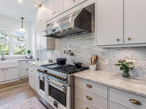 3973 Cove Rd, Ladysmith, BC - Indoor Photo Showing Kitchen With Upgraded Kitchen