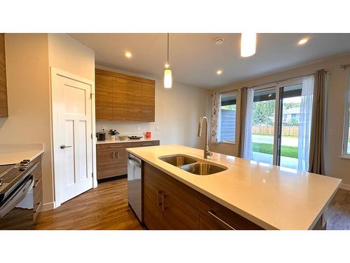2708 Huckleberry Lane, Kimberley, BC - Indoor Photo Showing Kitchen With Double Sink