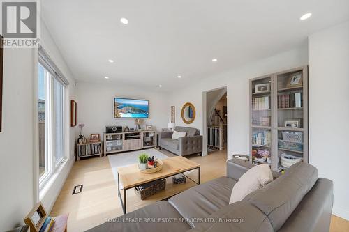 607 Greycedar Crescent, Mississauga, ON - Indoor Photo Showing Living Room