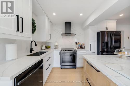 607 Greycedar Crescent, Mississauga, ON - Indoor Photo Showing Kitchen With Upgraded Kitchen