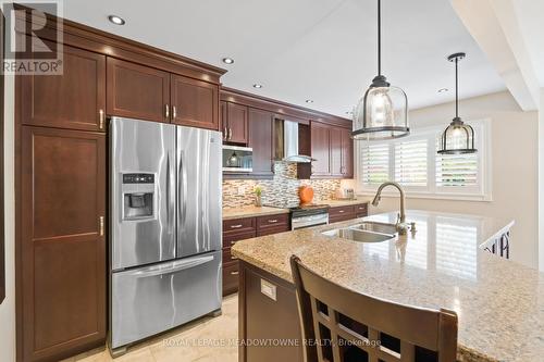 34 Hepburn Crescent, Halton Hills, ON - Indoor Photo Showing Kitchen With Double Sink With Upgraded Kitchen