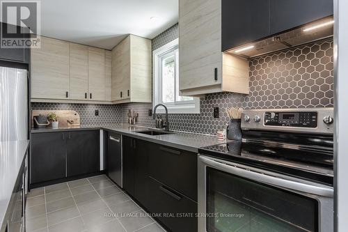 6 Watsons Lane, Hamilton, ON - Indoor Photo Showing Kitchen With Upgraded Kitchen
