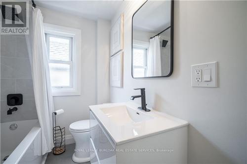 51 East 23Rd Street, Hamilton, ON - Indoor Photo Showing Bathroom