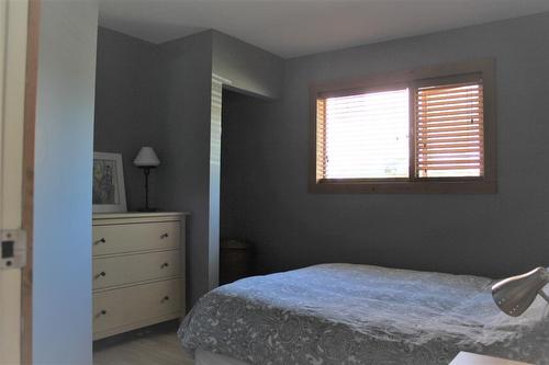 206 10Th Avenue Nw, Nakusp, BC - Indoor Photo Showing Bedroom