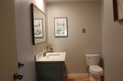 206 10Th Avenue Nw, Nakusp, BC - Indoor Photo Showing Bathroom