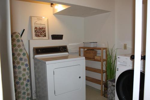 206 10Th Avenue Nw, Nakusp, BC - Indoor Photo Showing Laundry Room