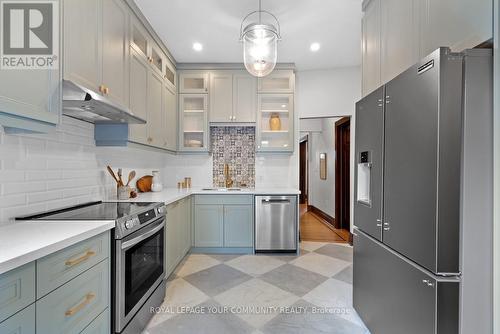 28 Fairleigh Crescent, Hamilton, ON - Indoor Photo Showing Kitchen With Upgraded Kitchen