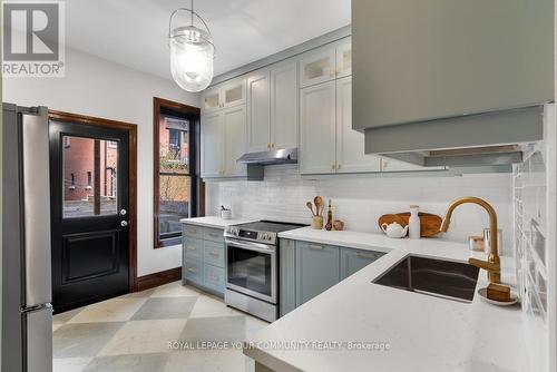 28 Fairleigh Crescent, Hamilton, ON - Indoor Photo Showing Kitchen With Upgraded Kitchen