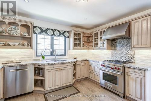 4 Meadow Heights Court, Vaughan, ON - Indoor Photo Showing Kitchen With Upgraded Kitchen