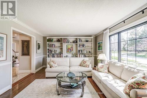 4 Meadow Heights Court, Vaughan, ON - Indoor Photo Showing Living Room