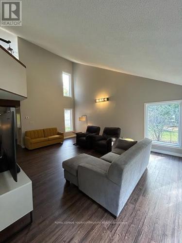 17 Cedarbrook Crescent, Oro-Medonte, ON - Indoor Photo Showing Living Room