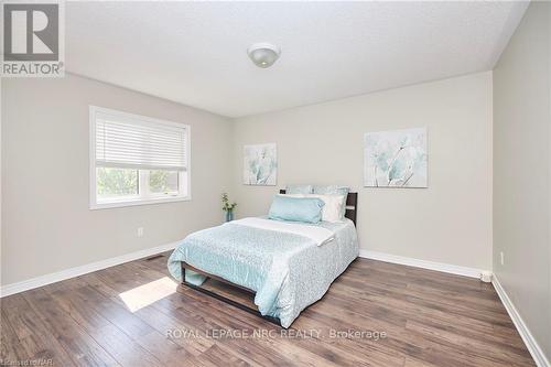 16 Durham Way, Niagara-On-The-Lake, ON - Indoor Photo Showing Bedroom
