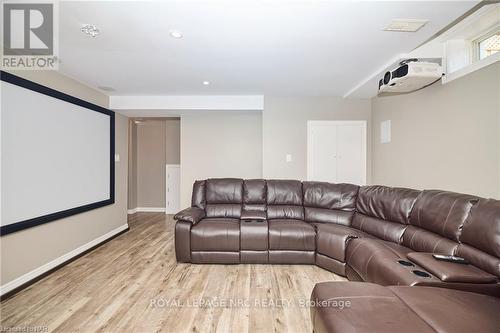 16 Durham Way, Niagara-On-The-Lake, ON - Indoor Photo Showing Living Room