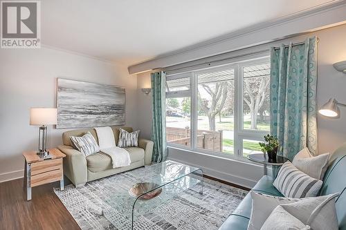 2388 Cyprus Avenue, Burlington, ON - Indoor Photo Showing Living Room