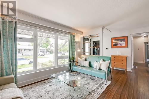 2388 Cyprus Avenue, Burlington, ON - Indoor Photo Showing Living Room