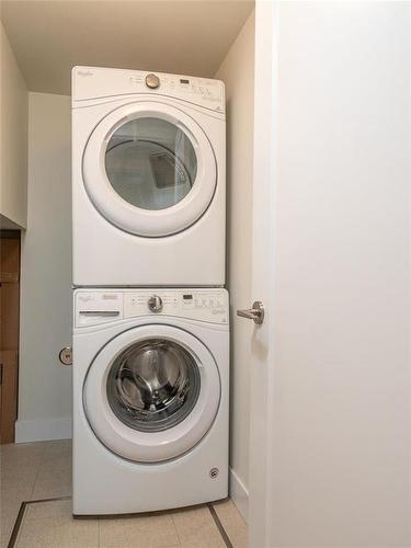 15 860 Rathgar Avenue, Winnipeg, MB - Indoor Photo Showing Laundry Room