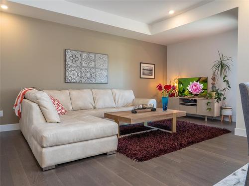15 860 Rathgar Avenue, Winnipeg, MB - Indoor Photo Showing Living Room