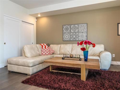15 860 Rathgar Avenue, Winnipeg, MB - Indoor Photo Showing Living Room