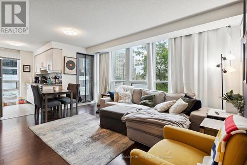 605 - 18 Harbour Street, Toronto, ON - Indoor Photo Showing Living Room