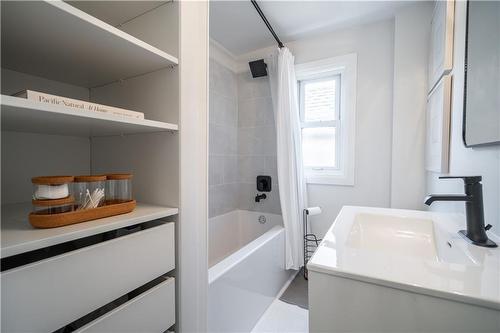 51 East 23Rd Street, Hamilton, ON - Indoor Photo Showing Bathroom