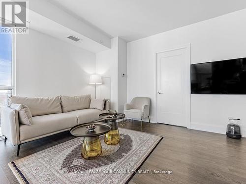1402 - 101 Erskine Avenue, Toronto, ON - Indoor Photo Showing Living Room