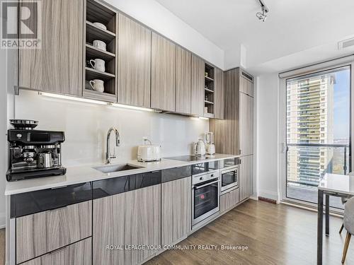 1402 - 101 Erskine Avenue, Toronto, ON - Indoor Photo Showing Kitchen With Upgraded Kitchen