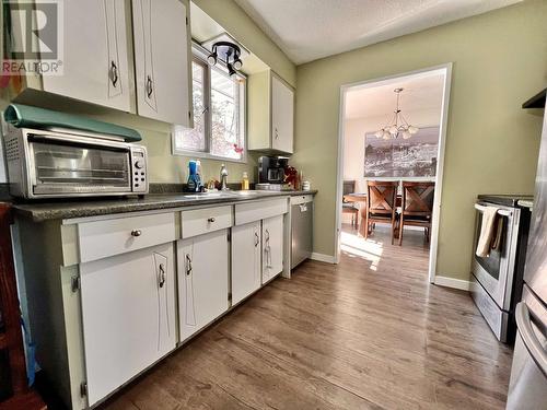 132 Lakeview Avenue, Williams Lake, BC - Indoor Photo Showing Kitchen