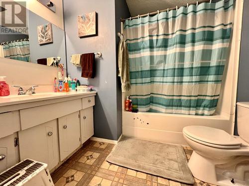 132 Lakeview Avenue, Williams Lake, BC - Indoor Photo Showing Bathroom