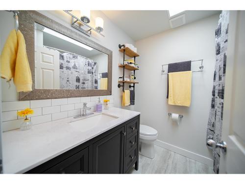 2308 6Th Street N, Cranbrook, BC - Indoor Photo Showing Bathroom