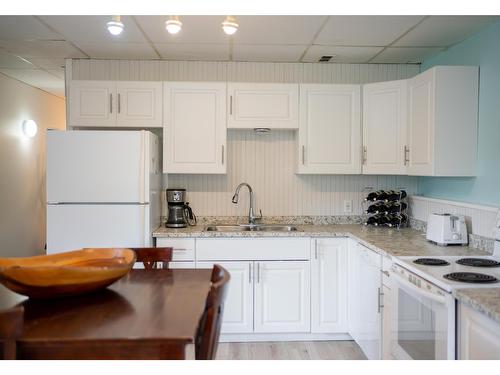 2308 6Th Street N, Cranbrook, BC - Indoor Photo Showing Kitchen With Double Sink