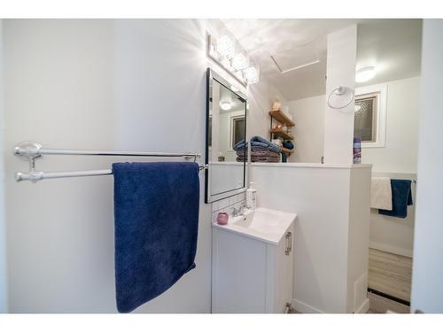 2308 6Th Street N, Cranbrook, BC - Indoor Photo Showing Laundry Room