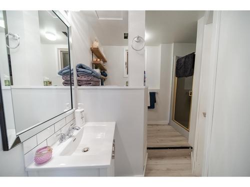 2308 6Th Street N, Cranbrook, BC - Indoor Photo Showing Bathroom