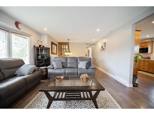 2308 6Th Street N, Cranbrook, BC - Indoor Photo Showing Living Room