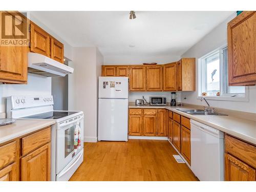 3810 Commonage Crescent, Vernon, BC - Indoor Photo Showing Kitchen With Double Sink
