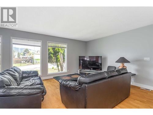 3810 Commonage Crescent, Vernon, BC - Indoor Photo Showing Living Room