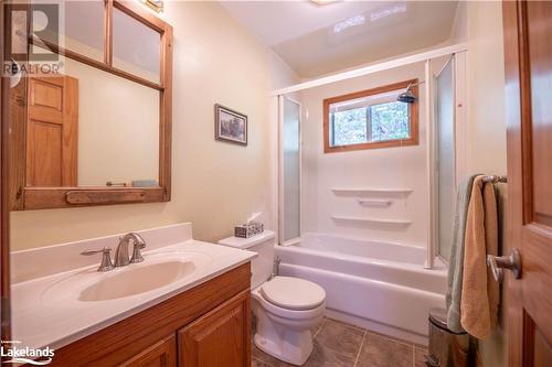 Bright bathroom - 1016 Pegg Drive, Haliburton, ON - Indoor Photo Showing Bathroom